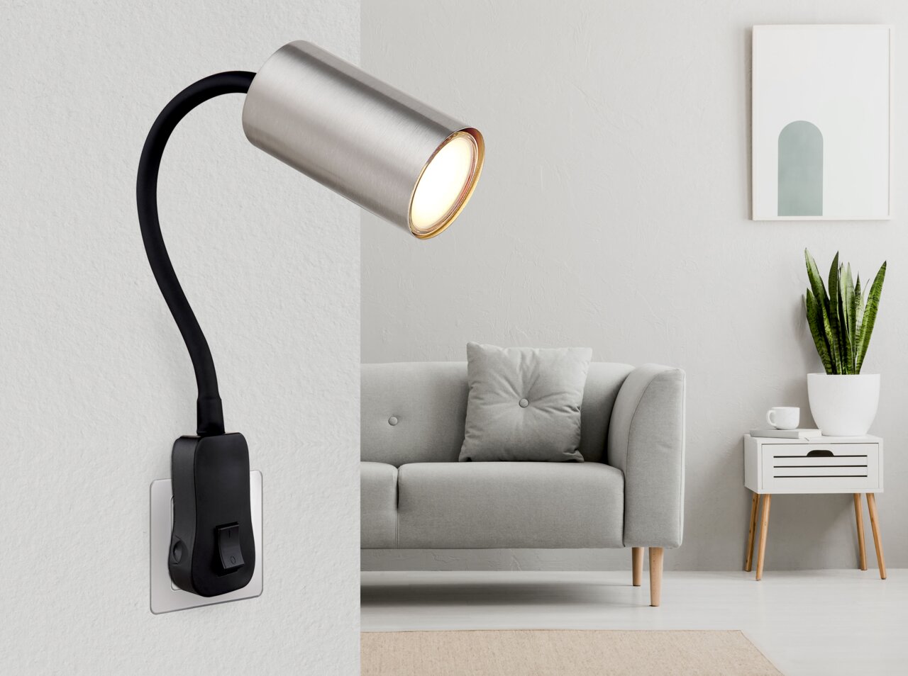 Moderne wandlamp in nikkel met flexibele arm, opgehangen in een stijlvolle woonkamer, zijaanzicht.