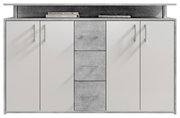 Frontale Ansicht eines modernen Sideboards mit zwei weißen Türen und drei grauen Schubladen in der Mitte, dekoriert mit Büchern und einer Zeitung auf der oberen Ablage.