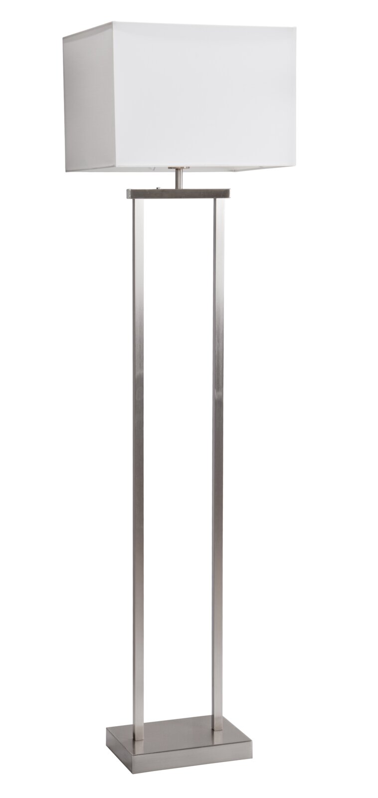 Moderne Stehlampe mit weißem, quadratischem Lampenschirm und schlankem Metallgestell auf rechteckigem Fuß, frontal in leicht seitlicher Perspektive vor weißem Hintergrund