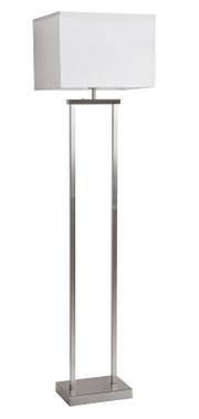 Moderne Stehlampe mit weißem, quadratischem Lampenschirm und schlankem Metallgestell auf rechteckigem Fuß, frontal in leicht seitlicher Perspektive vor weißem Hintergrund