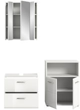 Badezimmermöbel-Set bestehend aus einem Spiegelschrank mit offenen Türen, einem Waschtischunterschrank mit zwei Schubladen und einem Hochschrank mit offenen Türen, aus der Frontalperspektive.