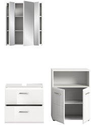 Badezimmermöbel-Set bestehend aus einem Spiegelschrank mit offenen Türen, einem Waschtischunterschrank mit zwei Schubladen und einem Hochschrank mit offenen Türen, aus der Frontalperspektive.