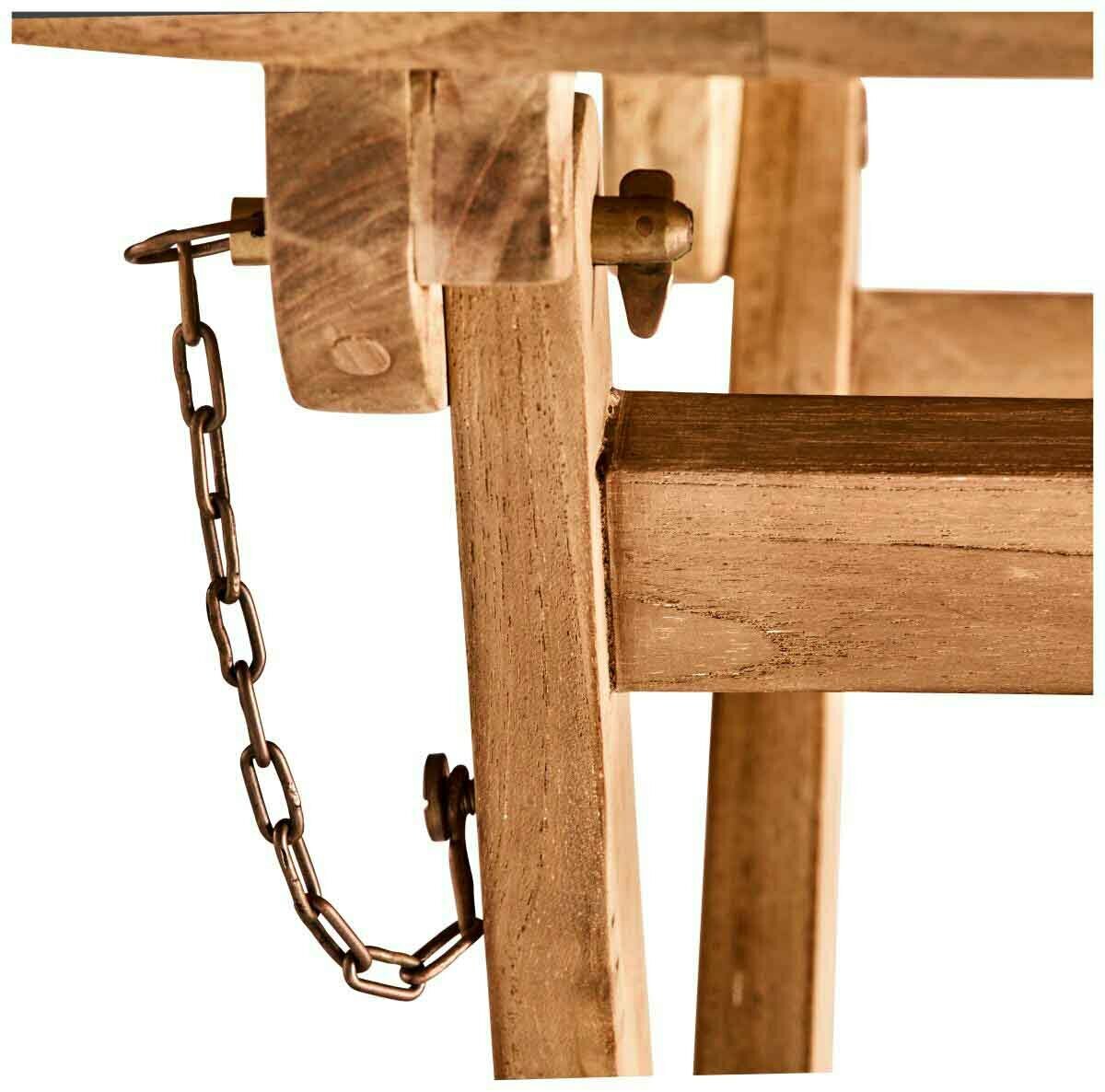 Nahaufnahme eines Klapptischs aus Holz mit Kettenmechanismus, seitliche Perspektive