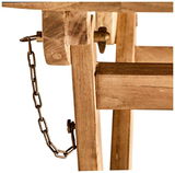 Nahaufnahme eines Klapptischs aus Holz mit Kettenmechanismus, seitliche Perspektive