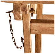 Nahaufnahme eines Klapptischs aus Holz mit Kettenmechanismus, seitliche Perspektive