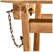 Nahaufnahme eines Klapptischs aus Holz mit Kettenmechanismus, seitliche Perspektive