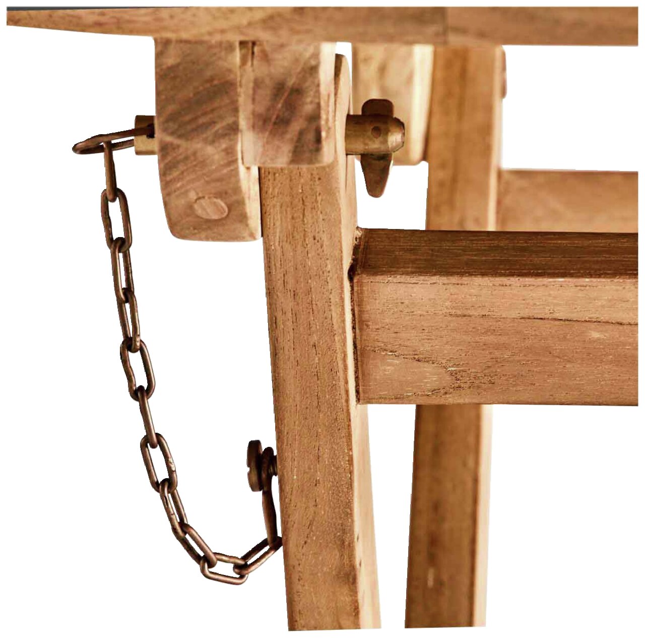 Close-up van een opklapbare houten tafel met kettingmechanisme, zijaanzicht