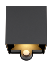 Moderne LED-Außenwandleuchte in quadratischer Form, frontal abgebildet, mit schwarzem Gehäuse und integriertem Sensor.