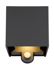 Moderne LED-Außenwandleuchte in quadratischer Form, frontal abgebildet, mit schwarzem Gehäuse und integriertem Sensor.