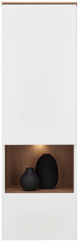 Hängevitrine in weiß mit Holzdekor, frontal fotografiert, mit zwei schwarzen Vasen im offenen Fach.