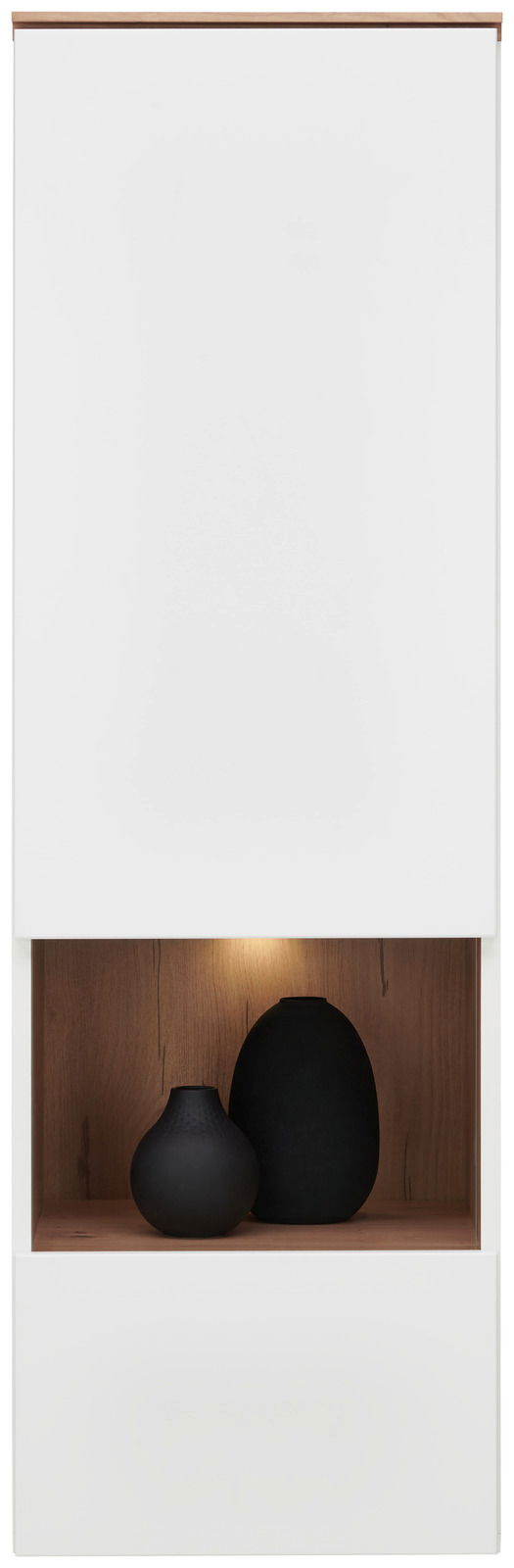 Hängevitrine in weiß mit Holzdekor, frontal fotografiert, mit zwei schwarzen Vasen im offenen Fach.