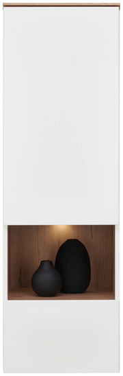 Hängevitrine in weiß mit Holzdekor, frontal fotografiert, mit zwei schwarzen Vasen im offenen Fach.