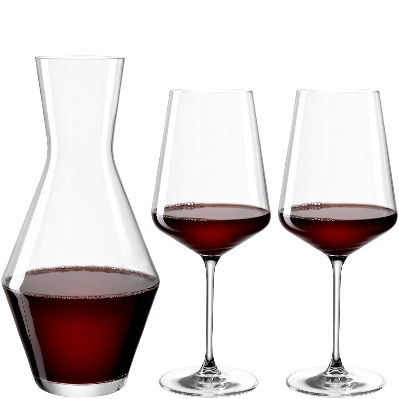 Weinset bestehend aus einer Karaffe und zwei Weingläsern, gefüllt mit Rotwein, aus der Frontalperspektive.