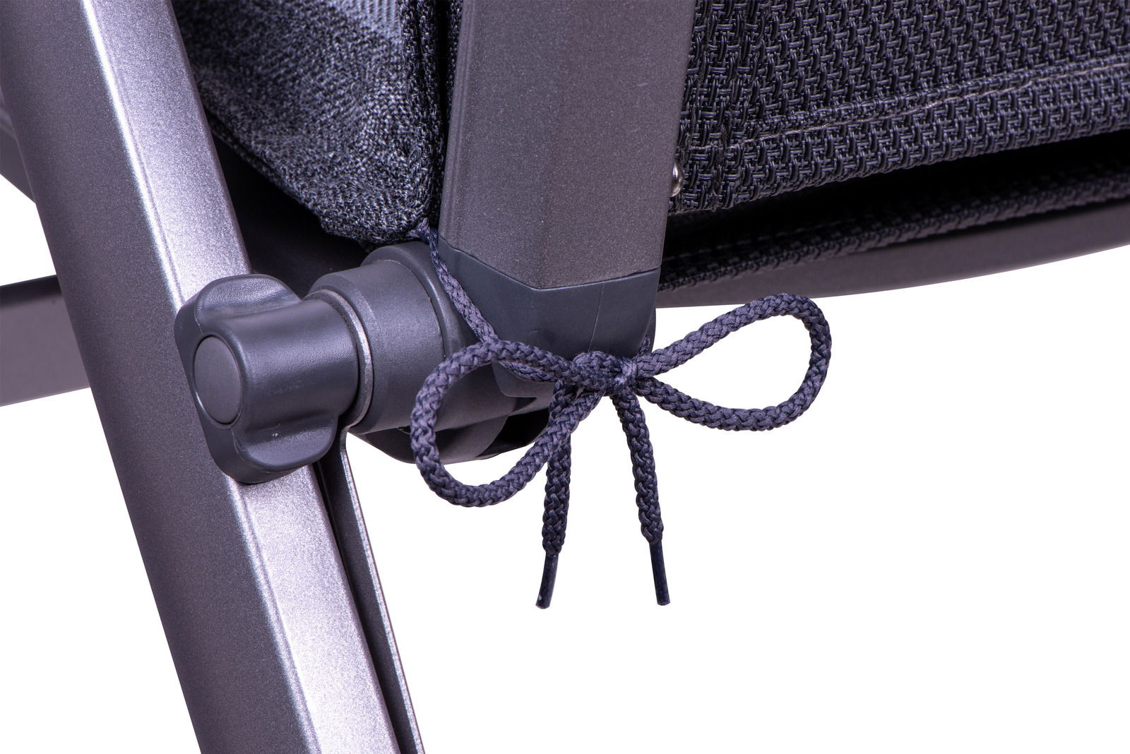 Nahaufnahme eines Sessels mit einer schwarzen Kordel, die an einem Metallrahmen befestigt ist.