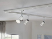 Weiße LED-Deckenstrahler an einer Schienenleuchte mit drei Spots in einem hellen Raum, Ansicht schräg von unten