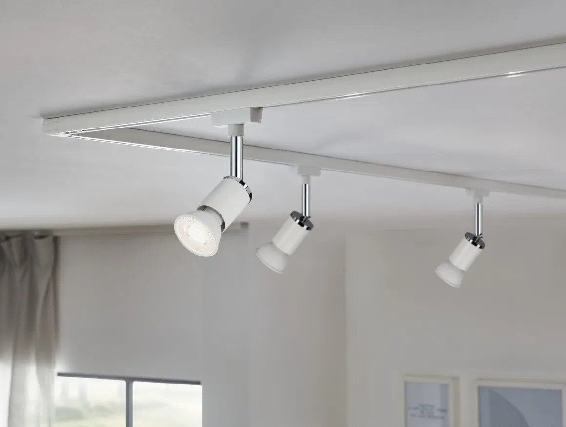 Weiße LED-Deckenstrahler an einer Schienenleuchte mit drei Spots in einem hellen Raum, Ansicht schräg von unten