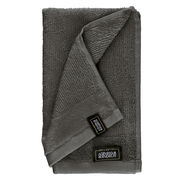 Graues Handtuchset aus Frottierstoff, gefaltet und von oben fotografiert.