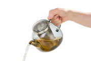 Hand gießt Tee aus einer modernen Glasteekanne Yuna mit integriertem Sieb, seitliche Perspektive