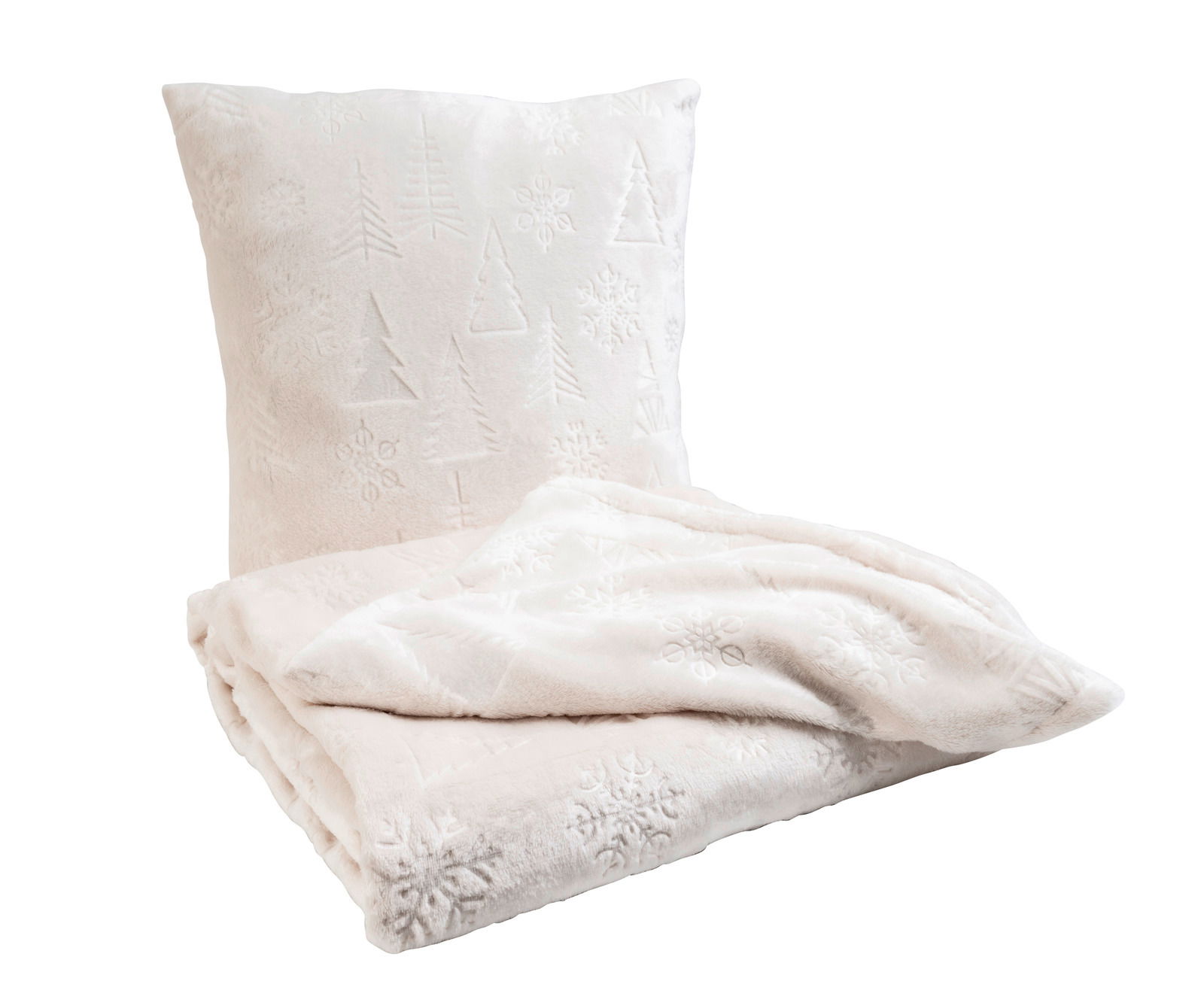 Weißes Set aus Wohndecke und Kissen mit eingeprägten Schneeflocken- und Tannenbaum-Motiven, frontal abgebildet.