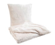 Weißes Set aus Wohndecke und Kissen mit eingeprägten Schneeflocken- und Tannenbaum-Motiven, frontal abgebildet.