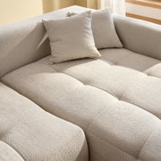 Beige Rundecke mit zwei Kissen, Perspektive von oben
