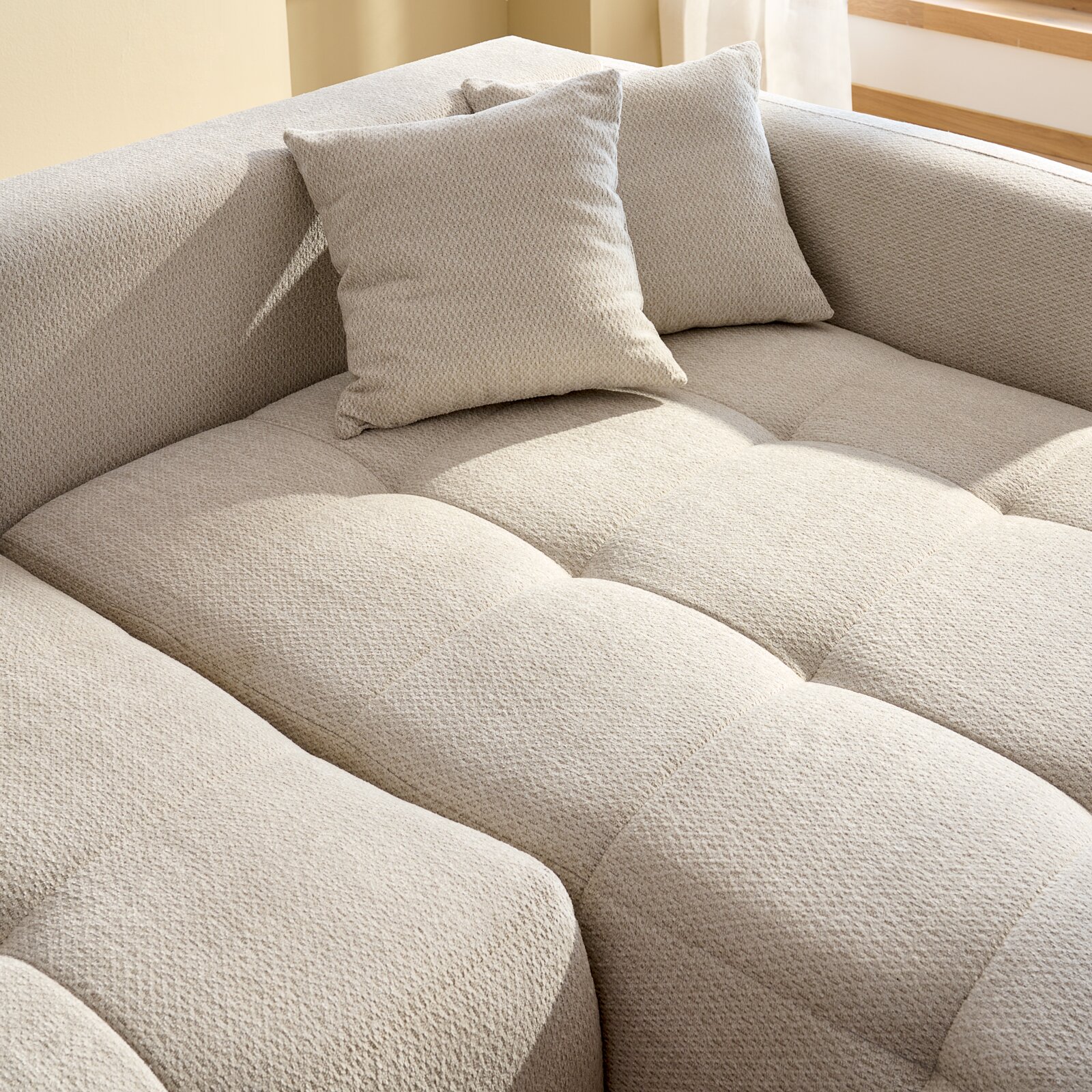 Beige Rundecke mit zwei Kissen, Perspektive von oben