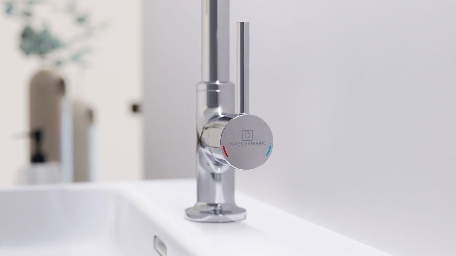 Moderne Waschtischarmatur aus Chrom in seitlicher Perspektive mit Hebelgriff und farbigen Markierungen für heißes und kaltes Wasser.