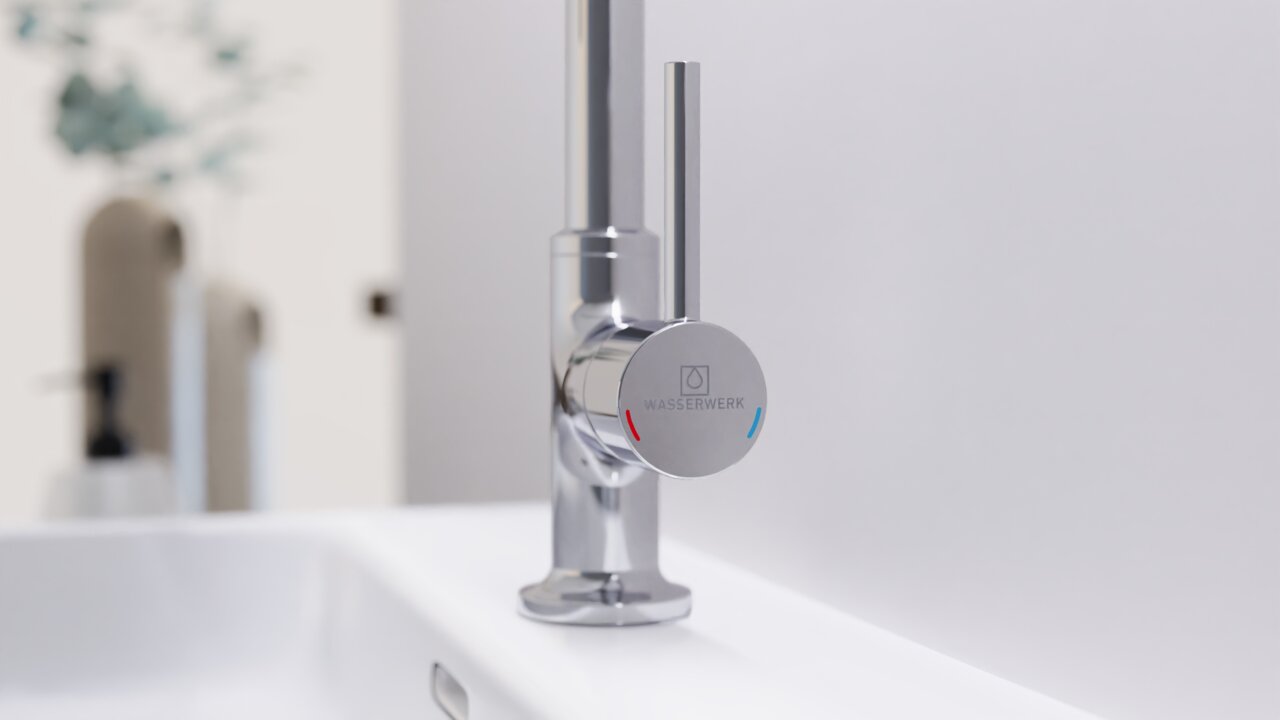 Moderne Waschtischarmatur aus Chrom in seitlicher Perspektive mit Hebelgriff und farbigen Markierungen für heißes und kaltes Wasser.