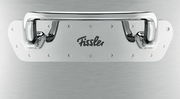 Nahaufnahme eines Edelstahlgriffs mit dem Logo 'Fissler' auf einem Topf.