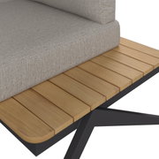 Detailfoto van een moderne buitenbank: grijze stoffen bekleding op een houten lattenbodem met een zwart metalen frame, in perspectief vanuit een schuine hoek van bovenaf/opzij