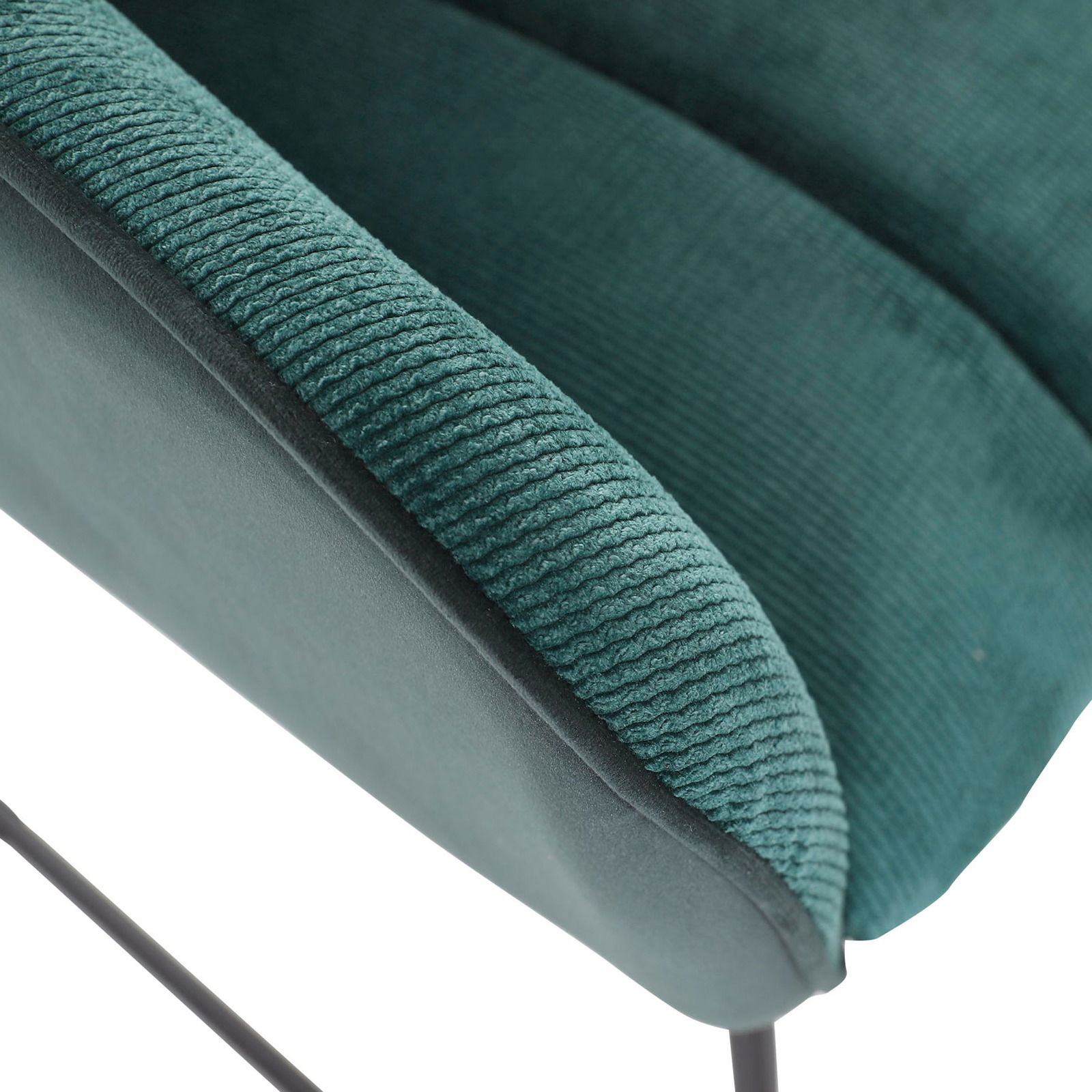 Nahaufnahme eines grünen Armlehnstuhls mit geripptem Stoffbezug und schwarzem Metallgestell.