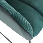 Nahaufnahme eines grünen Armlehnstuhls mit geripptem Stoffbezug und schwarzem Metallgestell.