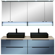 Modernes Badmöbel-Set mit Spiegelschrank und LED-Beleuchtung über Doppelwaschtisch mit zwei schwarzen Aufsatzwaschbecken auf Holzplatte und blauem Unterschrank, frontale Ansicht