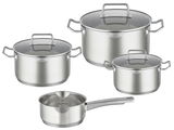 Vier-teiliges Topfset aus Edelstahl mit Glasdeckeln, bestehend aus drei Töpfen und einer Stielkasserolle, seitliche Perspektive.