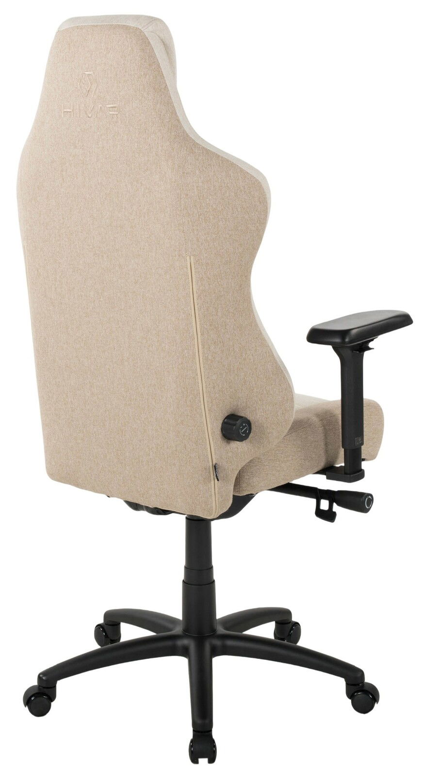 Rückansicht eines beigen Gaming-Stuhls mit verstellbaren Armlehnen und schwarzem Fußkreuz.