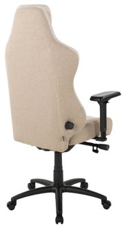 Rückansicht eines beigen Gaming-Stuhls mit verstellbaren Armlehnen und schwarzem Fußkreuz.