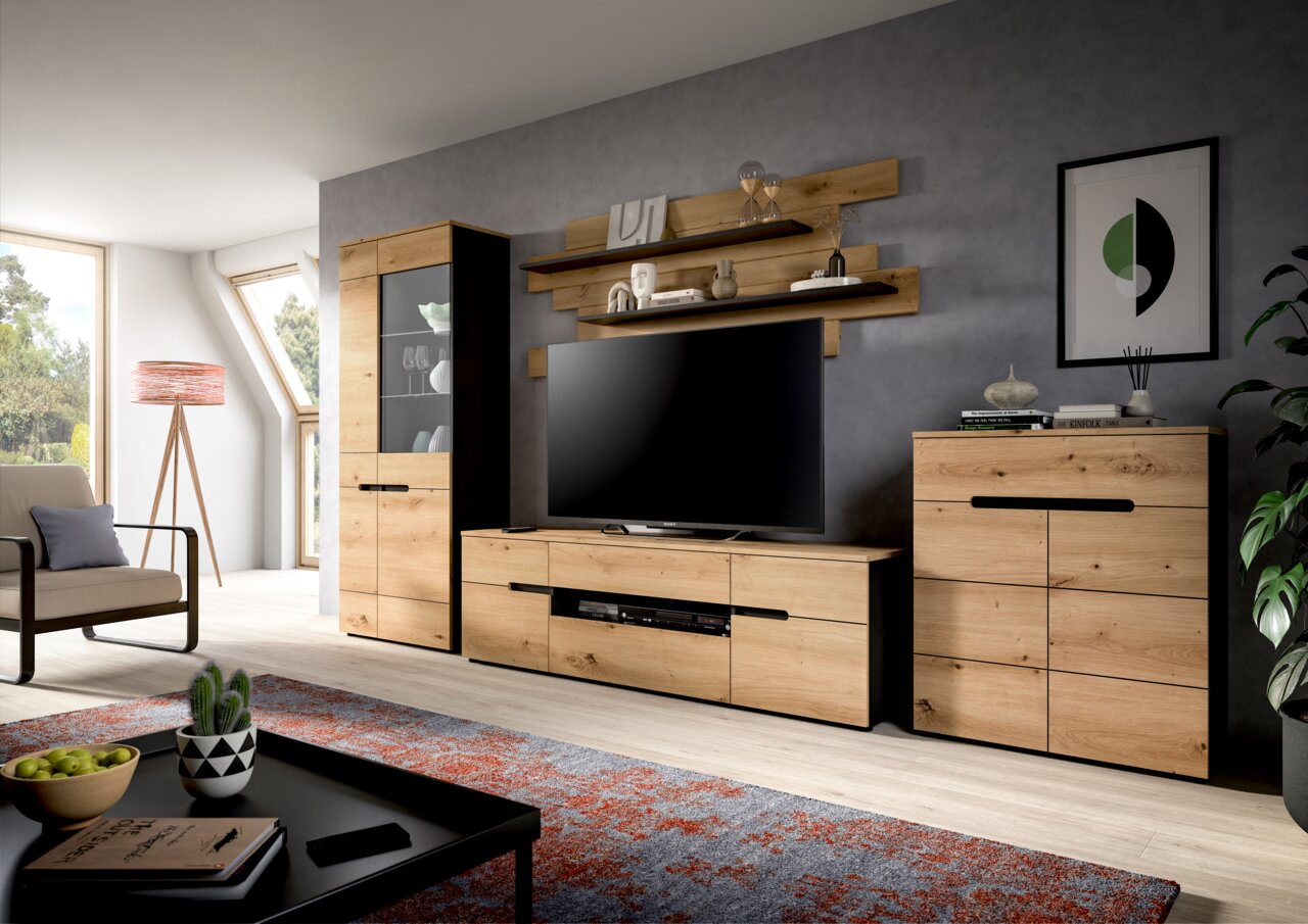 MID.YOU Vitrine CANU Modernes Wohnzimmer mit Wohnwand in Eiche-Optik und schwarzen Akzenten, bestehend aus Vitrine, TV-Lowboard, Wandregalen und Kommode; Perspektive: frontale Ansicht in leichter Schrägansicht von links.