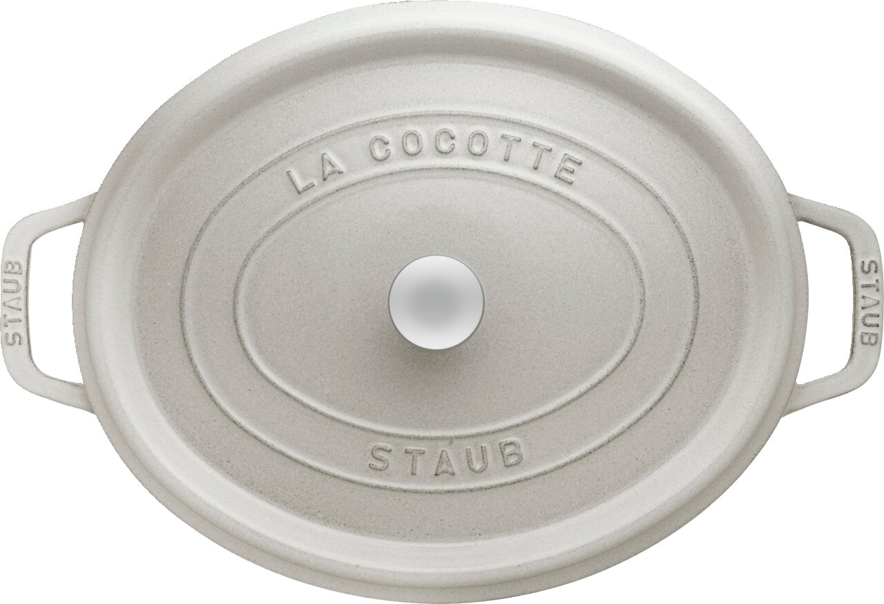 Obere Perspektive auf einen ovalen, weißen Bräter Cocotte 33cm mit der Aufschrift 'La Cocotte' und 'Staub'.