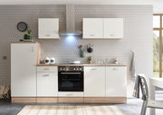 Moderne Küchenzeile mit weißen Schränken und Holzdetails, inklusive Herd und Dunstabzugshaube, aus frontaler Perspektive.