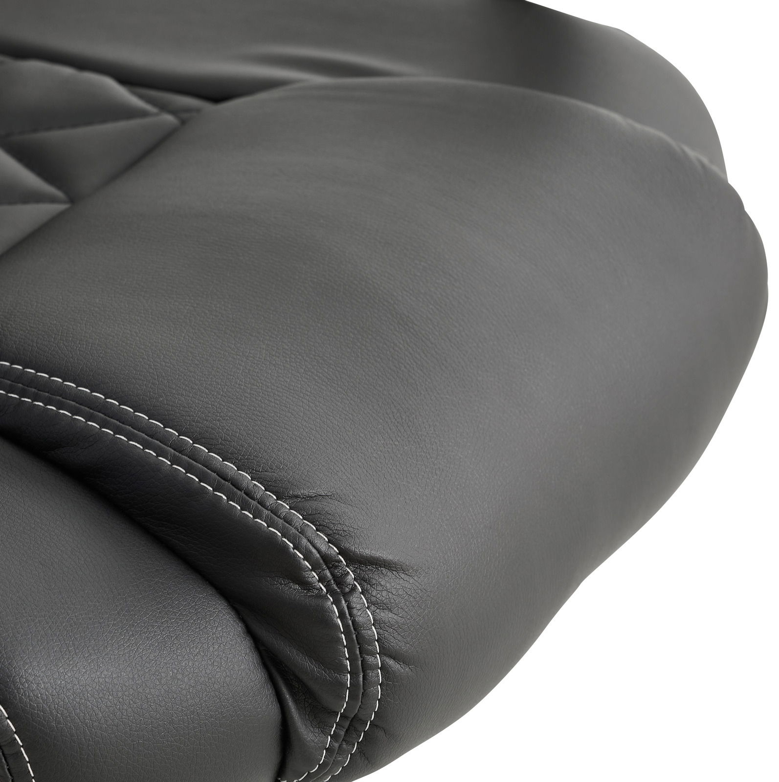 Nahaufnahme der Sitzfläche eines Gaming Stuhls aus schwarzem Kunstleder mit weißen Nähten, seitliche Perspektive