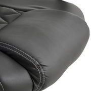 Nahaufnahme der Sitzfläche eines Gaming Stuhls aus schwarzem Kunstleder mit weißen Nähten, seitliche Perspektive