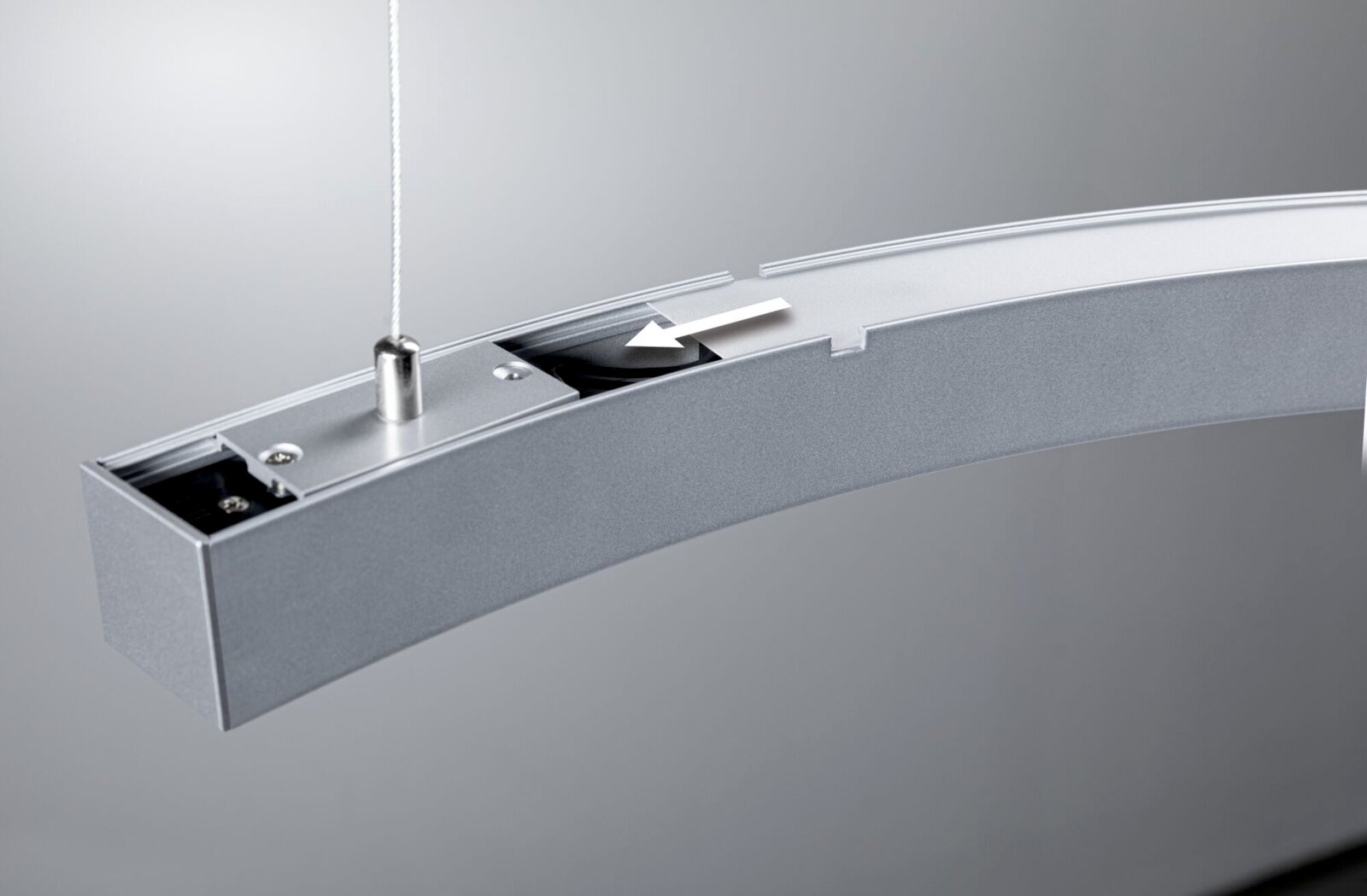 Detailaufnahme einer silbernen, abgehängten LED-Pendelleuchte mit Seilaufhängung und sichtbarer Schiebemechanik im Gehäuse, perspektivisch schräg von oben