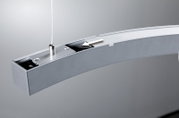 Detailaufnahme einer silbernen, abgehängten LED-Pendelleuchte mit Seilaufhängung und sichtbarer Schiebemechanik im Gehäuse, perspektivisch schräg von oben