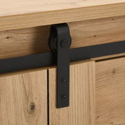 Nahaufnahme einer Kommode aus Holz mit schwarzem Metallschiebemechanismus, seitliche Perspektive