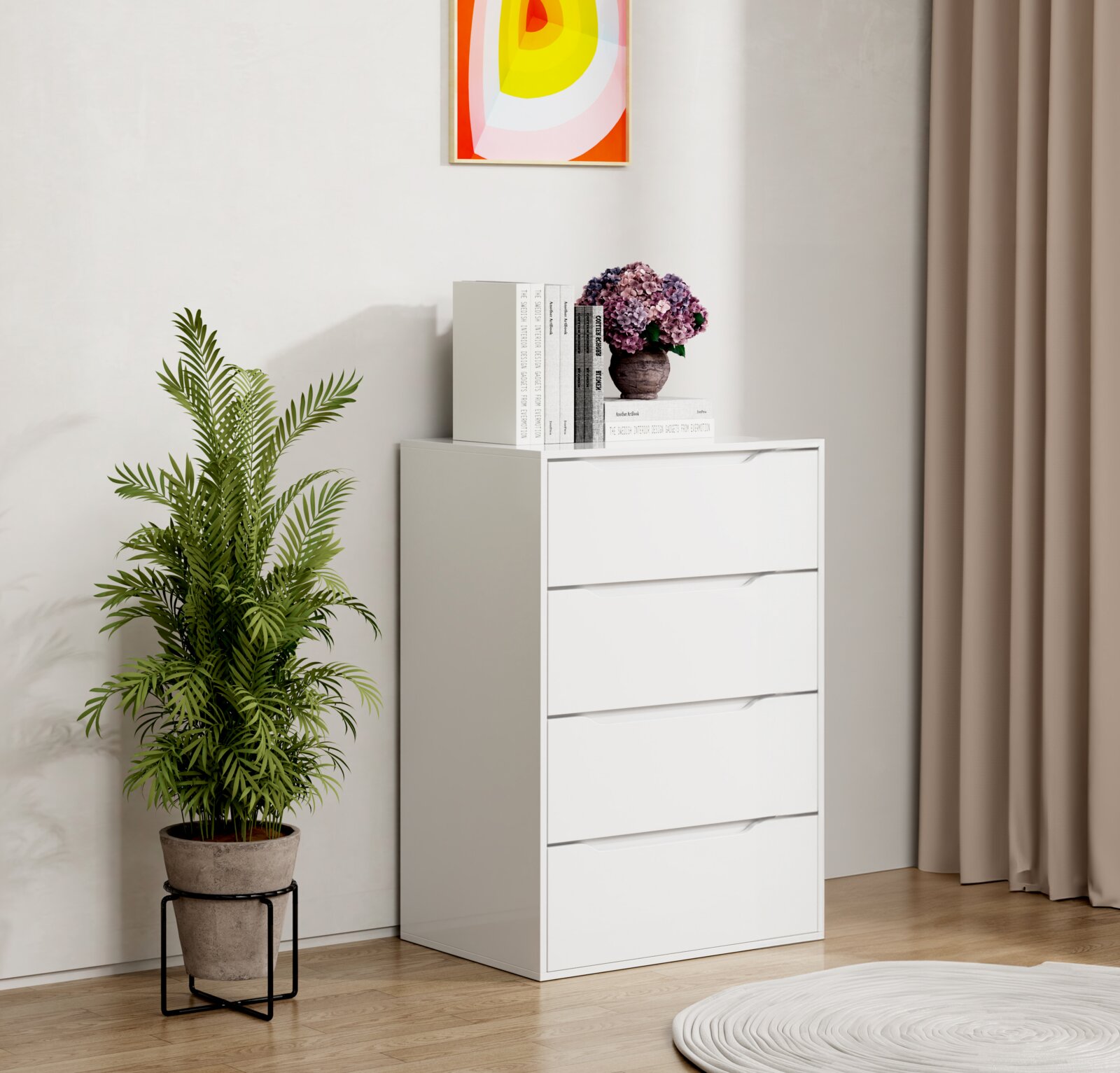 Weiße Kommode mit vier Schubladen in modernem, minimalistischem Design, leicht schräg von vorne rechts fotografiert oben liegen Bücher und eine Vase mit Hortensien, daneben steht eine grüne Zimmerpflanze im Topf.
