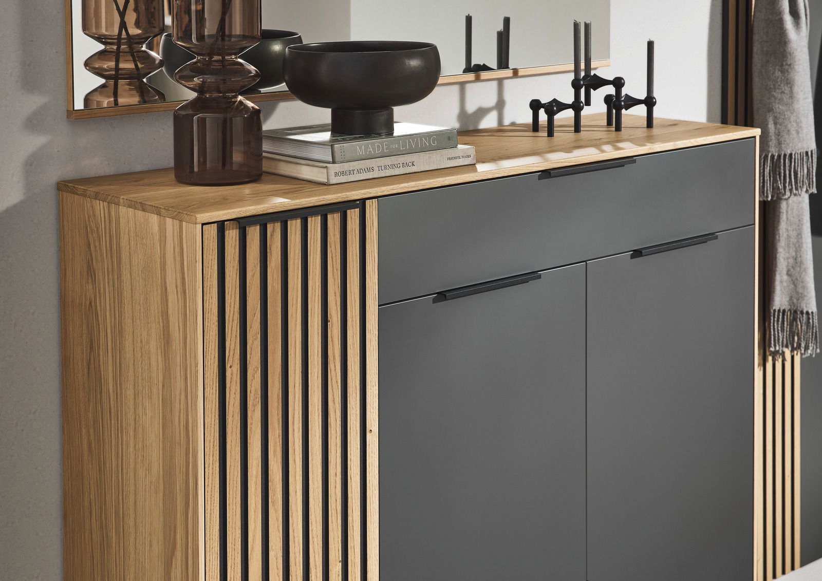 Moderner XL-Schuhschrank aus Holz und Metall mit dekorativen Elementen, seitliche Perspektive