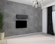 Modernes Wohnzimmer mit grauer Betonwand, wandmontiertem schwarzen TV und schwebendem grauen Hängeschrank darüber; perspektivische Ansicht schräg von vorn.