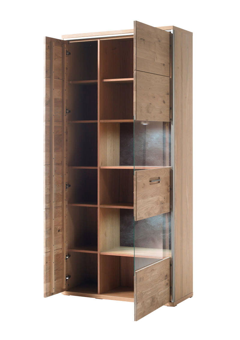 Holz-Kombivitrine mit offenen Türen, zeigt mehrere Regalfächer und eine Glastür, Perspektive von vorne links