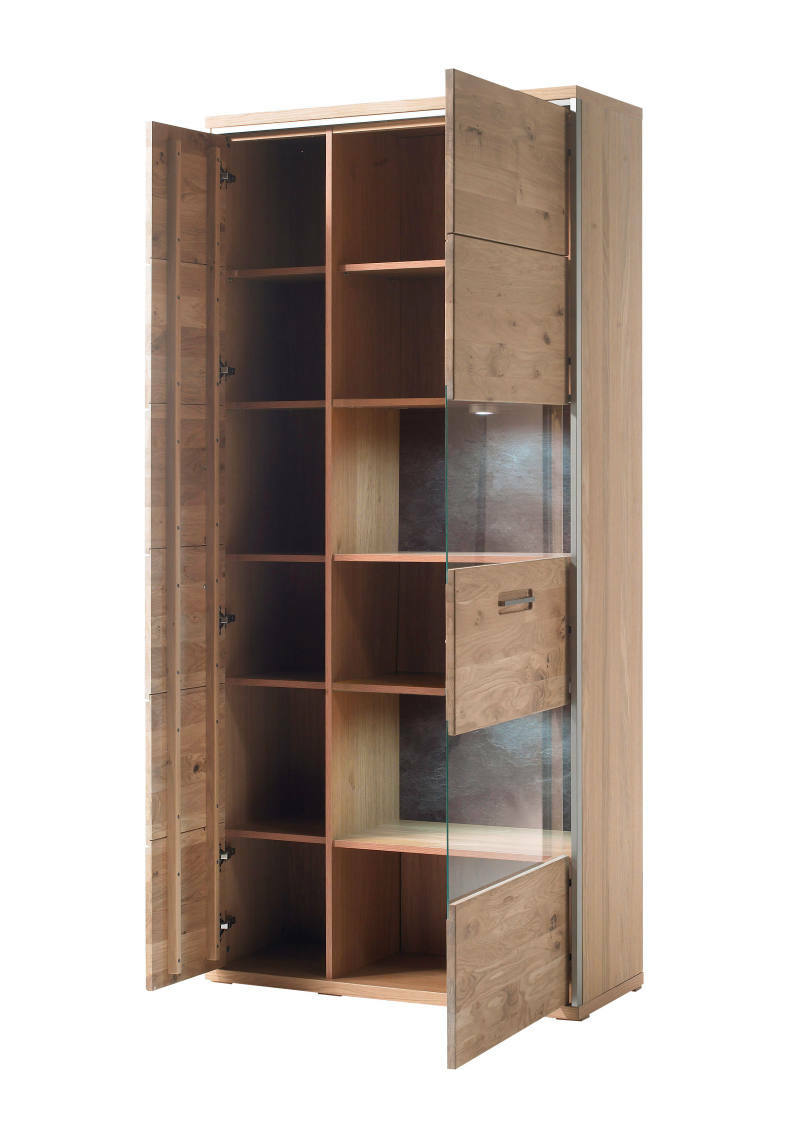 Holz-Kombivitrine mit offenen Türen, zeigt mehrere Regalfächer und eine Glastür, Perspektive von vorne links