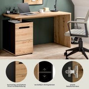 Moderner Schreibtisch in Eiche-Optik mit integriertem Schubladen-/Schrankelement und Ablagefach, seitliche Perspektive im Homeoffice-Setup mit Laptop und Schreibtischlampe.